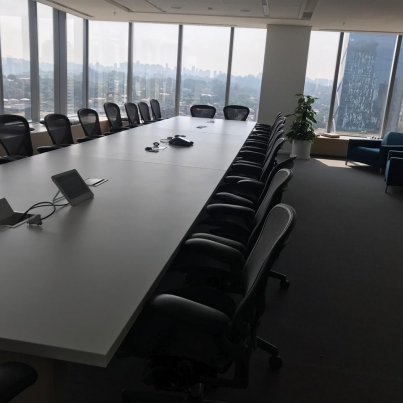 Sala de reunião aconchegante e moderna